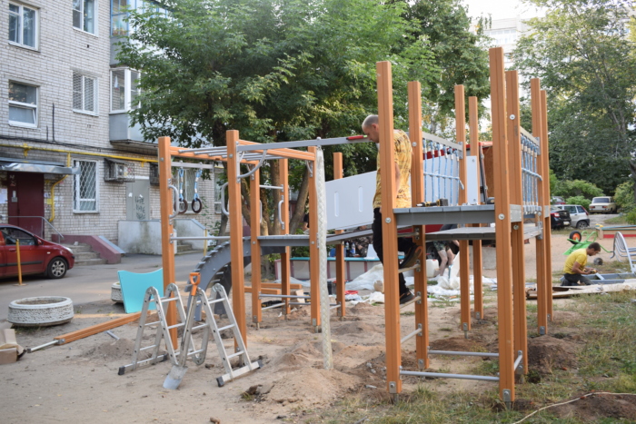 В Иванове продолжается установка детского игрового оборудования.