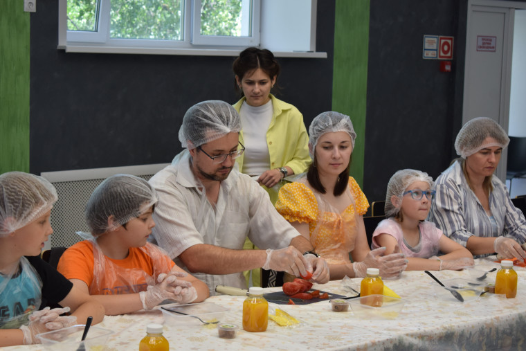 В Центре «Притяжение» прошел семейный мастер-класс «Один дома: здоровый перекус».