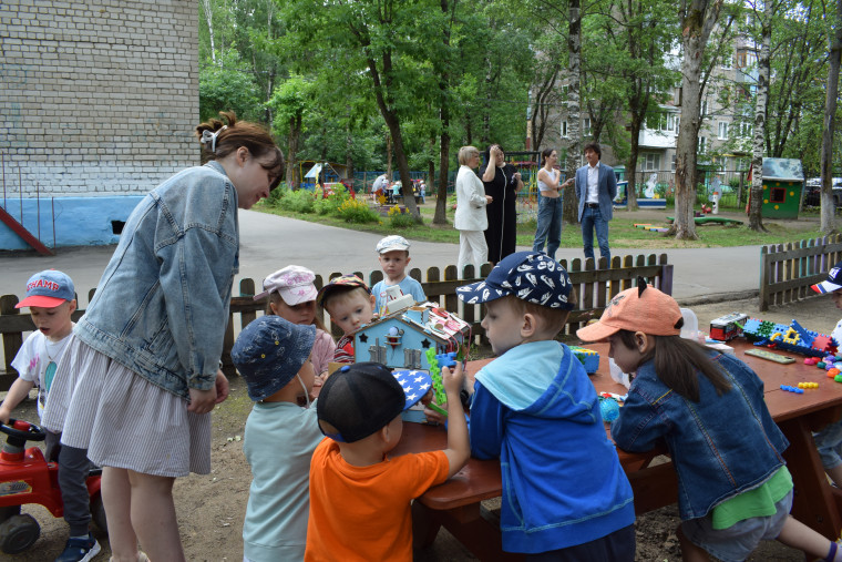 К летнему сезону в детских садах областного центра прошли работы по благоустройству территорий.