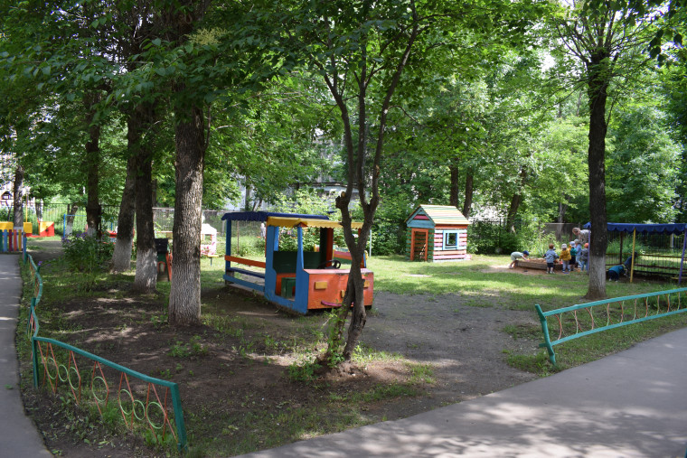 К летнему сезону в детских садах областного центра прошли работы по благоустройству территорий.