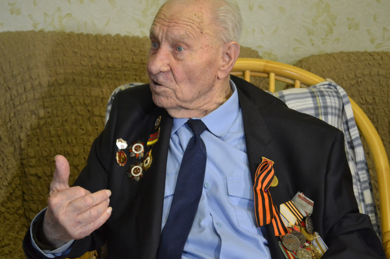 Владимир Шарыпов поздравил ветерана Великой Отечественной войны с Днем Победы.