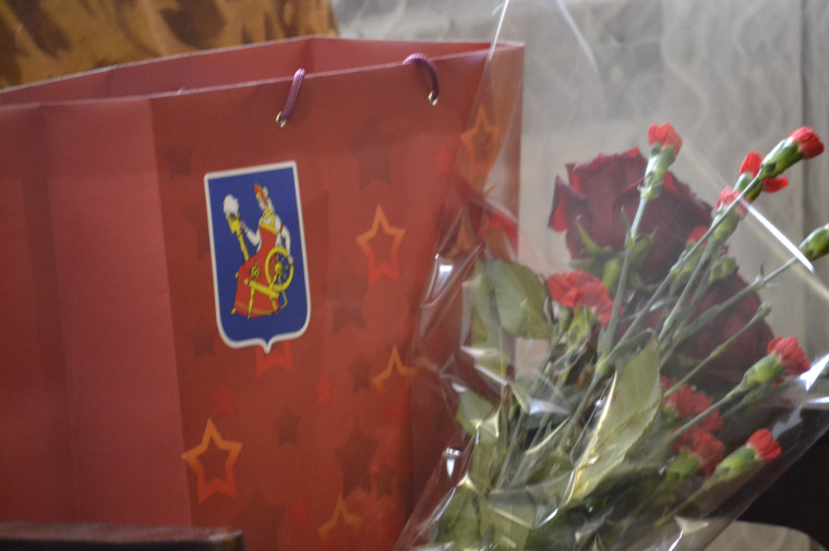 Владимир Шарыпов поздравил ветерана Великой Отечественной войны с Днем Победы.