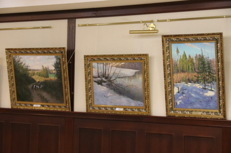 В мэрии открылась выставка живописи протоирея Петра Яковлевича Кочанова.