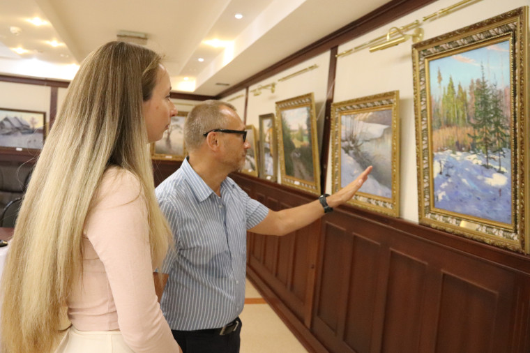 В мэрии открылась выставка живописи протоирея Петра Яковлевича Кочанова.