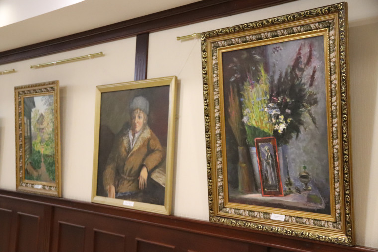 В мэрии открылась выставка живописи протоирея Петра Яковлевича Кочанова.