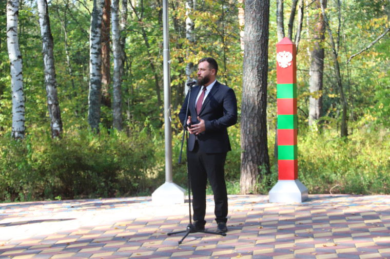 В парке Степанова установили пограничный столб.