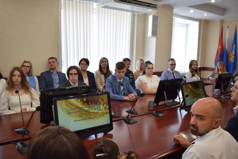 В этом учебном году в Иванове окончили школу с отличием 335 выпускников.