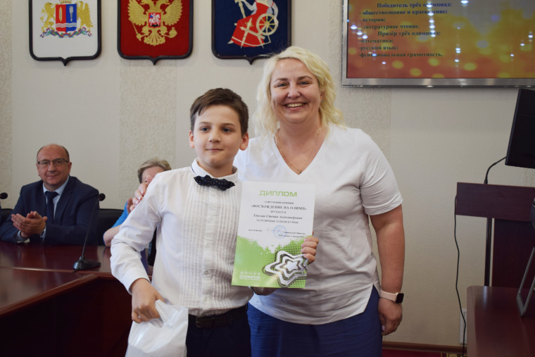 В этом учебном году в Иванове окончили школу с отличием 335 выпускников.