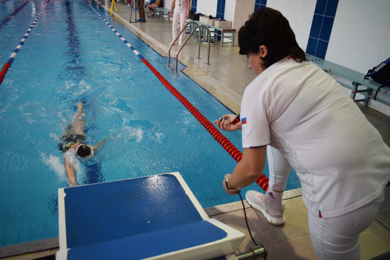 В спортшколе №10 проходят региональные соревнования по плаванию.