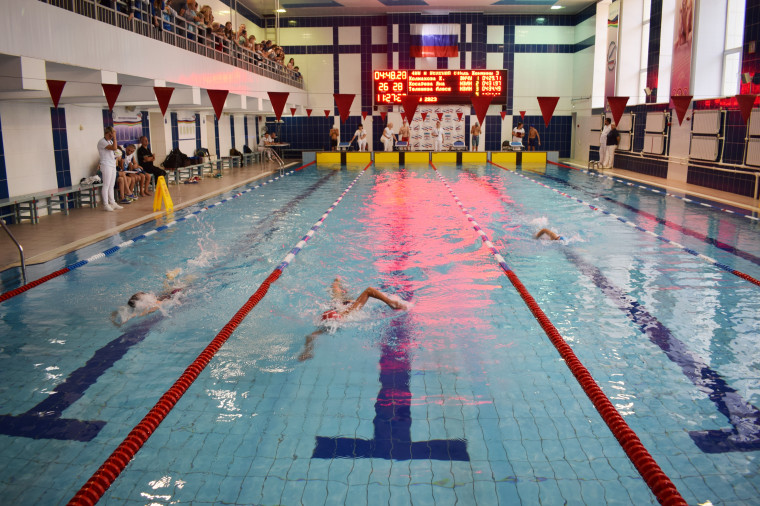 В спортшколе №10 проходят региональные соревнования по плаванию.