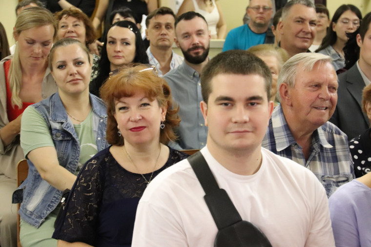 Александр Шаботинский вручил аттестаты выпускникам 44-й гимназии.