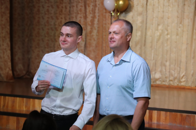 Александр Шаботинский вручил аттестаты выпускникам 44-й гимназии.