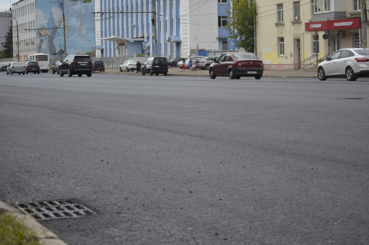 На улице Лежневской обновили дорожное покрытие.