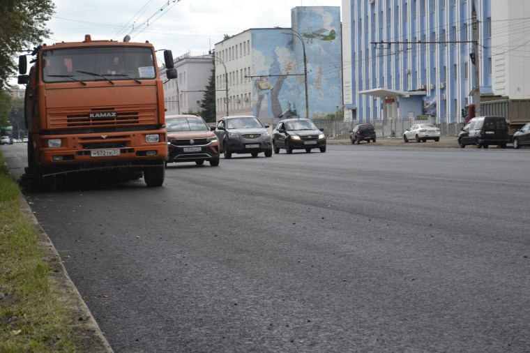На улице Лежневской обновили дорожное покрытие.