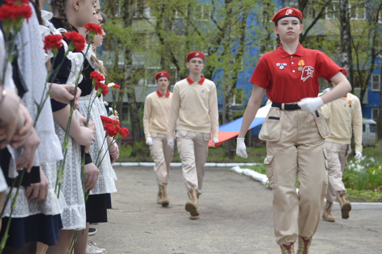 В гимназии № 3 установили мемориальную доску кавалеру ордена Мужества лейтенанту Алексею Граждану.