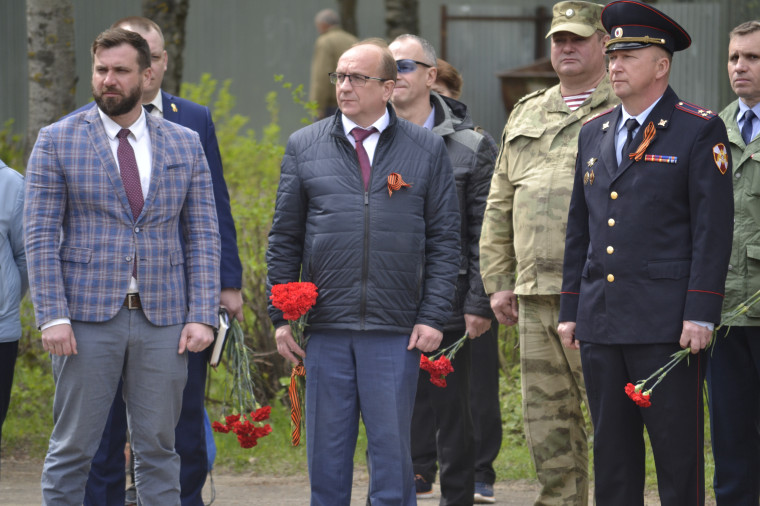 В гимназии № 3 установили мемориальную доску кавалеру ордена Мужества лейтенанту Алексею Граждану.