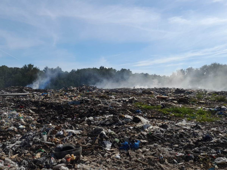 В ликвидации тления на полигоне ТКО «Залесье» задействованы четыре мотопомпы.