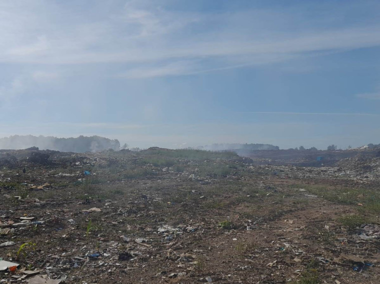 В ликвидации тления на полигоне ТКО «Залесье» задействованы четыре мотопомпы.