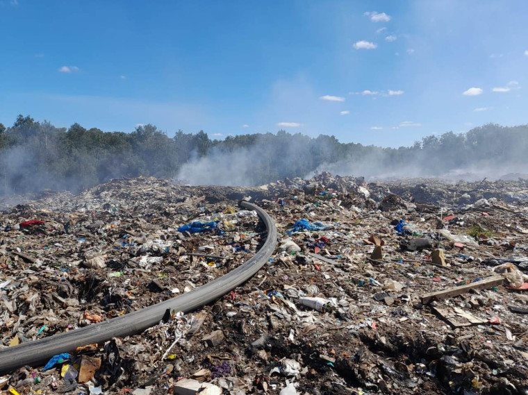 В ликвидации тления на полигоне ТКО «Залесье» задействованы четыре мотопомпы.