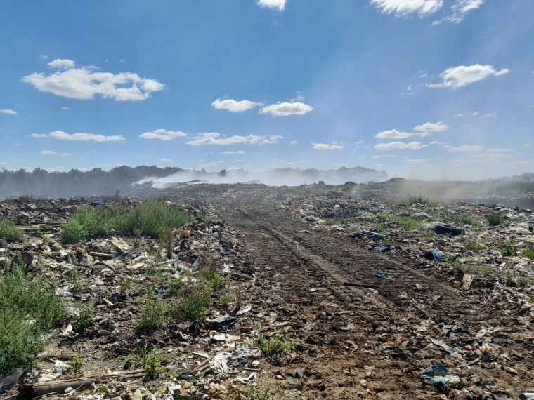 В ликвидации тления на полигоне ТКО «Залесье» задействованы четыре мотопомпы.