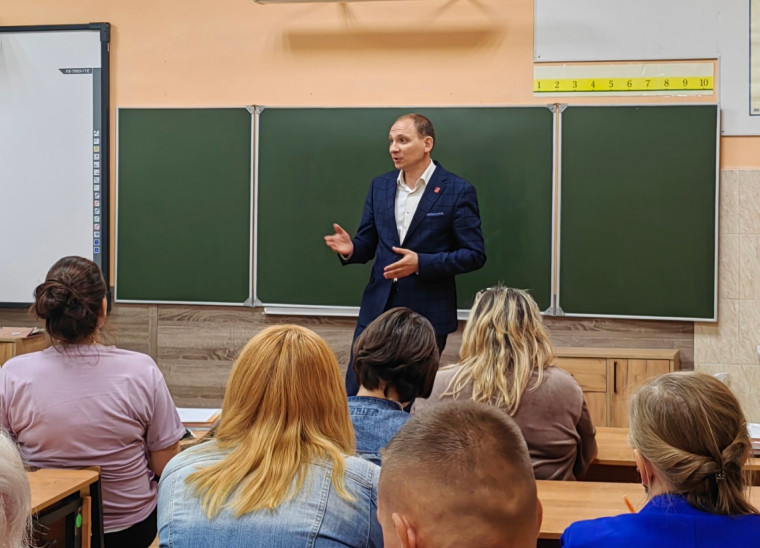 Родителям первоклашек рассказали о молодежных патриотических объединениях.