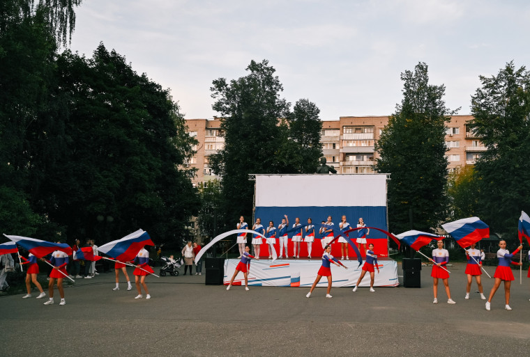 Праздничная программа в День российского флага прошла в ЦКиО.