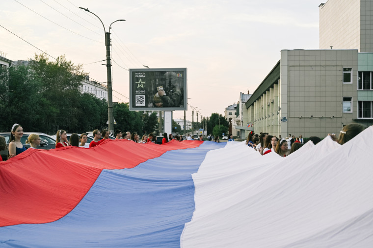 Праздничная программа в День российского флага прошла в ЦКиО.
