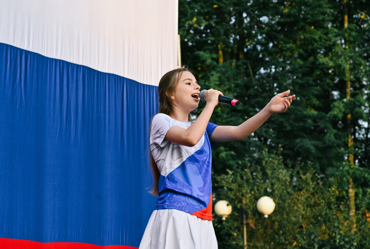 Праздничная программа в День российского флага прошла в ЦКиО.
