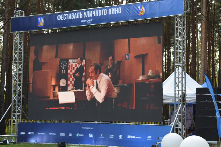 Около 3 тысяч ивановцев побывали на открытых кинопоказах фестиваля уличного кино.