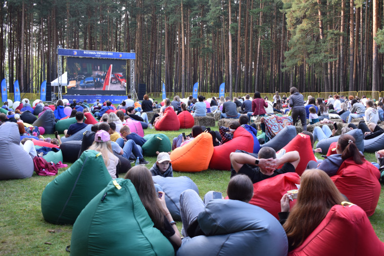 Около 3 тысяч ивановцев побывали на открытых кинопоказах фестиваля уличного кино.