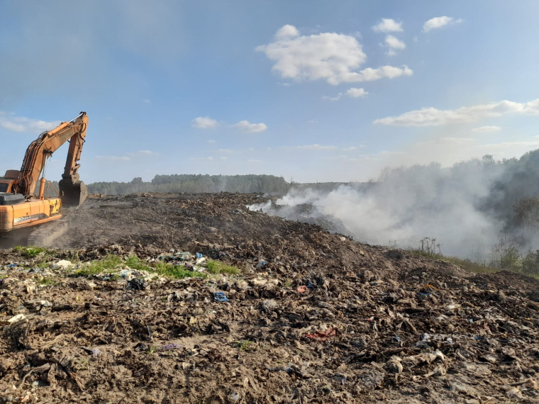 В ликвидации задымления на полигоне   «Залесье» задействованы свыше десяти единиц спецтехники.