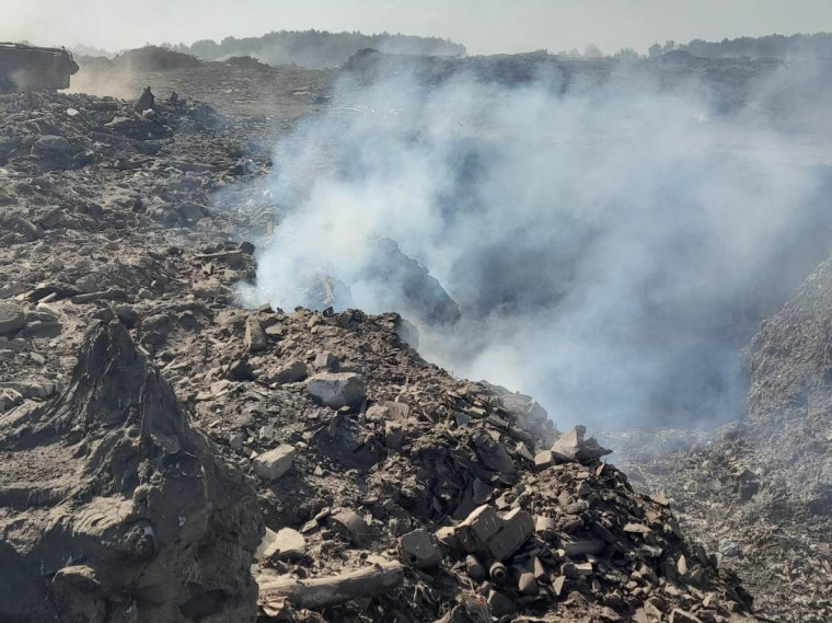 В ликвидации задымления на полигоне   «Залесье» задействованы свыше десяти единиц спецтехники.