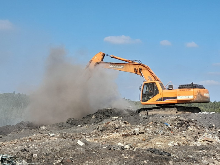 В ликвидации задымления на полигоне   «Залесье» задействованы свыше десяти единиц спецтехники.