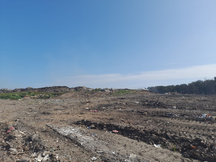 В ликвидации задымления на полигоне   «Залесье» задействованы свыше десяти единиц спецтехники.