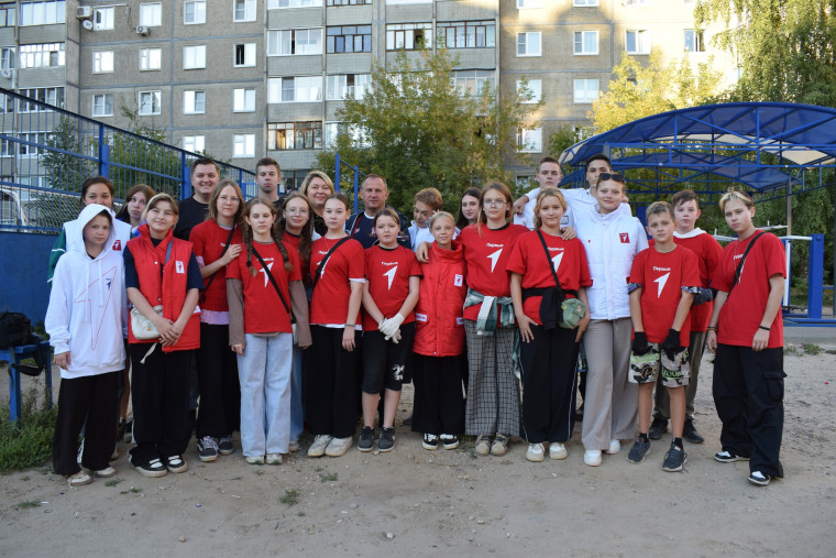 Молодежь приводит в порядок общественные пространства.