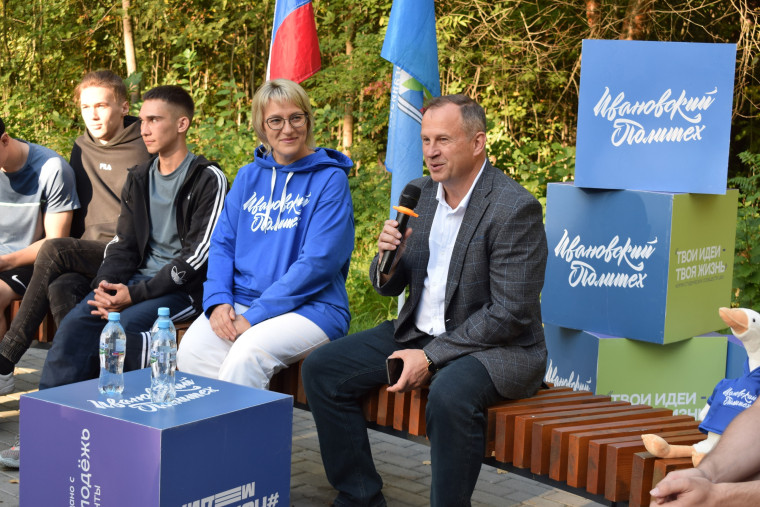 Молодежь приводит в порядок общественные пространства.