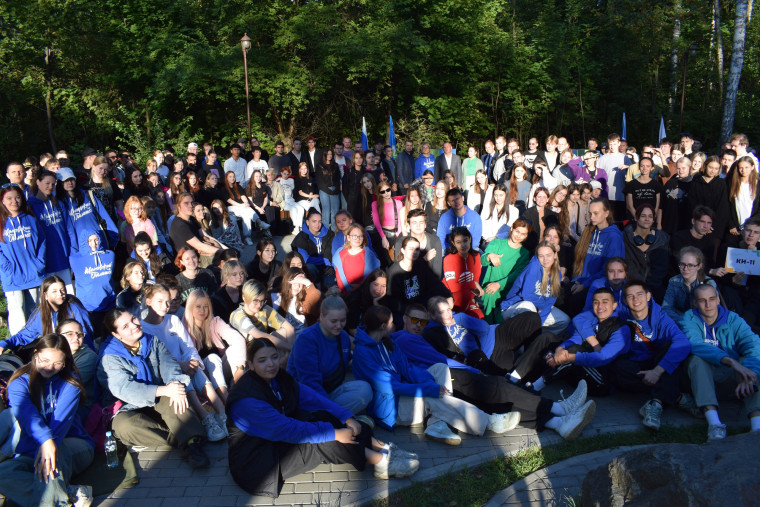 Молодежь приводит в порядок общественные пространства.