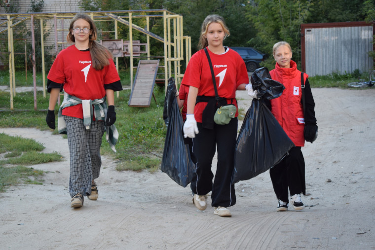 Молодежь приводит в порядок общественные пространства.