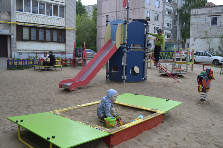 Детская игровая площадка «ЗаМЕЧТАтельный двор» появилась на улице Черниковых.