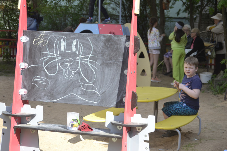 Детская игровая площадка «ЗаМЕЧТАтельный двор» появилась на улице Черниковых.