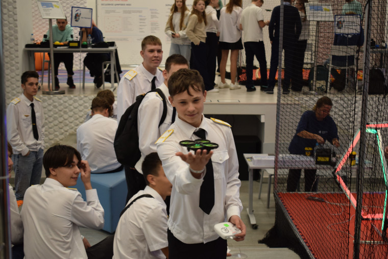 Глава города Иванова Александр Шаботинский посетил фестиваль беспилотной авиации.