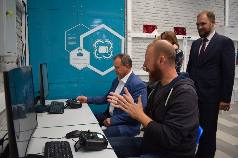 Глава города Иванова Александр Шаботинский посетил фестиваль беспилотной авиации.