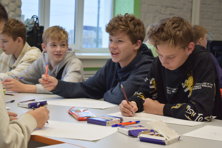 Глава города Иванова Александр Шаботинский посетил фестиваль беспилотной авиации.