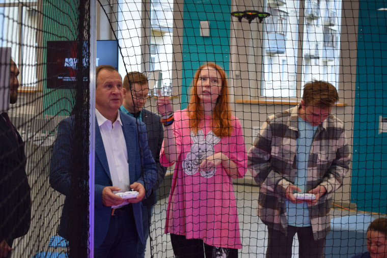 Глава города Иванова Александр Шаботинский посетил фестиваль беспилотной авиации.