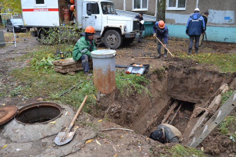 Работы по оперативному ремонту теплосетей идут под контролем властей.