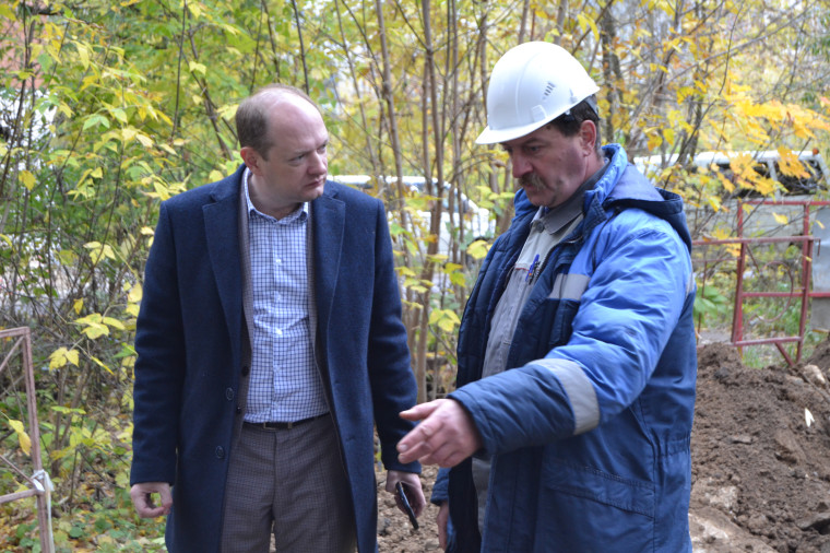 Работы по оперативному ремонту теплосетей идут под контролем властей.