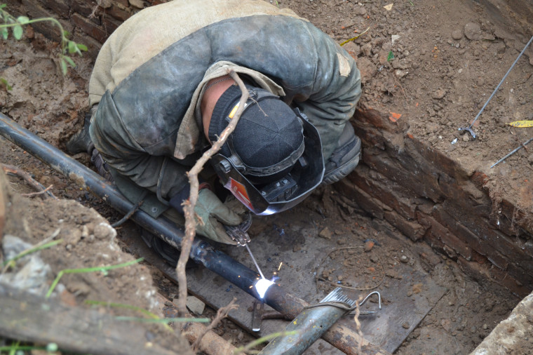 Работы по оперативному ремонту теплосетей идут под контролем властей.