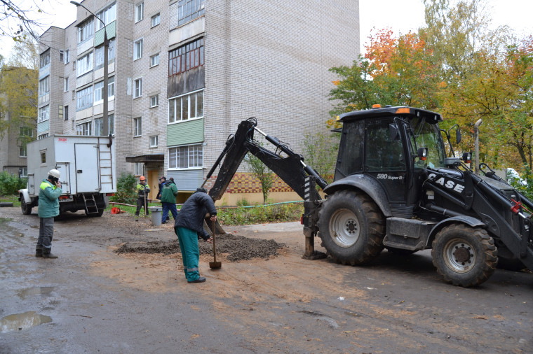 Работы по оперативному ремонту теплосетей идут под контролем властей.