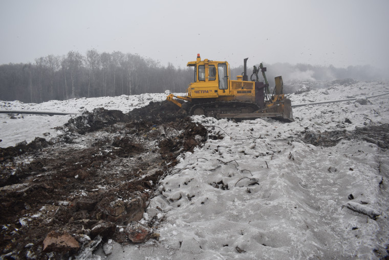 Александр Шаботинский проверил работы по ликвидации задымления на полигоне «Залесье».