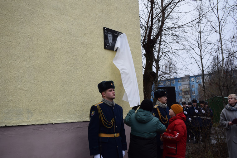 В областном центре на  улице Любимова установили мемориальную доску Максиму Шендрику.